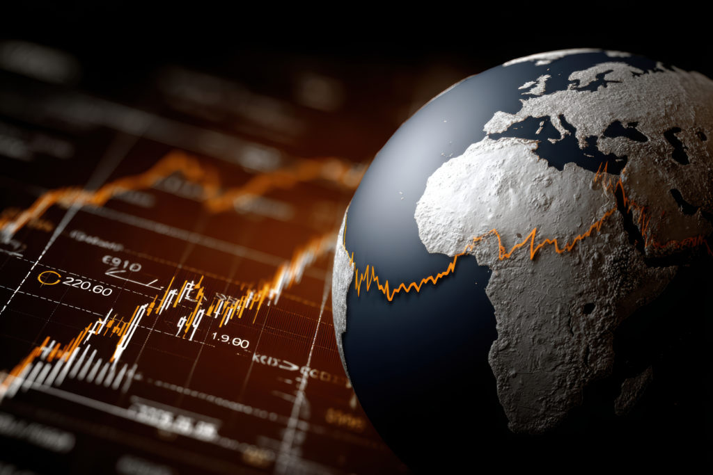 La reconstrucción económica de Venezuela tras la caída del régimen chavista exige una revisión total de su marco legal. Una de las piezas clave para este renacer es la creación, desde cero, de una nueva Ley de Inversiones Extranjeras y Transferencia Tecnológica. La legislación actual, concebida bajo un modelo estatista y restrictivo, es completamente inadecuada para atraer el capital y la tecnología que el país necesita urgentemente. Esta nueva ley debe ser diseñada para garantizar seguridad jurídica plena a los inversores y facilitar un flujo de capitales y tecnologías extranjeras que impulse el crecimiento económico. ________________________________________ Características Fundamentales de una Nueva Ley La nueva normativa debe ser clara, transparente y predecible. Su objetivo principal es desmantelar las barreras burocráticas y legales que históricamente han ahuyentado a los inversionistas. A continuación, se detallan las características esenciales que debe incluir: 1. Principio de No Discriminación: La ley debe establecer explícitamente que no habrá discriminación entre el capital nacional y el extranjero. Los inversionistas foráneos deben tener los mismos derechos, obligaciones y protecciones que los locales. Esto incluye el acceso a créditos, incentivos fiscales y participación en licitaciones públicas. 2. Garantía de Propiedad: Se debe blindar el derecho a la propiedad privada. La ley debe prohibir la expropiación, confiscación o nacionalización de activos sin una compensación justa, previa y oportuna, basada en el valor de mercado. Los mecanismos de compensación deben ser claros y establecidos de antemano. 3. Libertad de Remesa de Capitales: La normativa debe garantizar la libre transferencia al extranjero de dividendos, ganancias, regalías, intereses y el capital invertido. No deben existir restricciones cambiarias ni la obligación de vender divisas al Estado. La libre convertibilidad de la moneda es vital para la confianza del inversor. 4. Mecanismos de Resolución de Disputas: Es crucial establecer un sistema robusto para la resolución de conflictos. Se debe permitir el arbitraje internacional, aceptando la jurisdicción de tribunales como el Centro Internacional de Arreglo de Diferencias Relativas a Inversiones (CIADI) o la Cámara de Comercio Internacional (CCI). Esto ofrece una vía imparcial y segura para los inversores en caso de disputas con el Estado. 5. Incentivos Fiscales Estratégicos: La ley puede contemplar incentivos fiscales temporales para atraer inversiones en sectores prioritarios para la reconstrucción del país, como energía, infraestructura, agricultura y tecnología. Estos incentivos deben ser transparentes, de duración limitada y basados en métricas claras de empleo e inversión. 6. Protección de la Propiedad Intelectual: Debe fortalecerse el marco legal para la protección de patentes, marcas, derechos de autor y secretos comerciales. Esto es fundamental para fomentar la transferencia de tecnología y atraer a empresas de innovación. La ley debe simplificar los procesos de registro y garantizar un cumplimiento efectivo. 7. Simplificación de Trámites: La burocracia ha sido un gran obstáculo en Venezuela. La nueva ley debe crear una "ventanilla única" para los inversionistas, simplificando al máximo los permisos, registros y licencias necesarias para establecer y operar un negocio. La nueva Venezuela necesita demostrarle al mundo que ha quedado atrás el modelo de controles y arbitrariedades. Una Ley de Inversiones Extranjeras y Transferencia Tecnológica que incorpore estas características no solo atraerá capitales, sino que también restaurará la confianza, el activo más valioso que una nación puede ofrecer a los inversores. Al garantizar un marco jurídico seguro y predecible, Venezuela se posicionará como un destino atractivo para la inversión y la innovación, sentando las bases para una prosperidad económica duradera. ______________________________________________________________________________ Autor: Alfredo González Amaré. Ex-Superintendente de Inversiones Extranjeras.