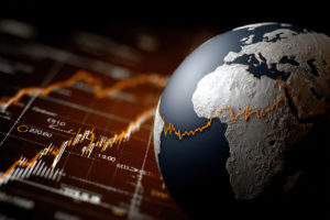 La reconstrucción económica de Venezuela tras la caída del régimen chavista exige una revisión total de su marco legal. Una de las piezas clave para este renacer es la creación, desde cero, de una nueva Ley de Inversiones Extranjeras y Transferencia Tecnológica. La legislación actual, concebida bajo un modelo estatista y restrictivo, es completamente inadecuada para atraer el capital y la tecnología que el país necesita urgentemente. Esta nueva ley debe ser diseñada para garantizar seguridad jurídica plena a los inversores y facilitar un flujo de capitales y tecnologías extranjeras que impulse el crecimiento económico. ________________________________________ Características Fundamentales de una Nueva Ley La nueva normativa debe ser clara, transparente y predecible. Su objetivo principal es desmantelar las barreras burocráticas y legales que históricamente han ahuyentado a los inversionistas. A continuación, se detallan las características esenciales que debe incluir: 1. Principio de No Discriminación: La ley debe establecer explícitamente que no habrá discriminación entre el capital nacional y el extranjero. Los inversionistas foráneos deben tener los mismos derechos, obligaciones y protecciones que los locales. Esto incluye el acceso a créditos, incentivos fiscales y participación en licitaciones públicas. 2. Garantía de Propiedad: Se debe blindar el derecho a la propiedad privada. La ley debe prohibir la expropiación, confiscación o nacionalización de activos sin una compensación justa, previa y oportuna, basada en el valor de mercado. Los mecanismos de compensación deben ser claros y establecidos de antemano. 3. Libertad de Remesa de Capitales: La normativa debe garantizar la libre transferencia al extranjero de dividendos, ganancias, regalías, intereses y el capital invertido. No deben existir restricciones cambiarias ni la obligación de vender divisas al Estado. La libre convertibilidad de la moneda es vital para la confianza del inversor. 4. Mecanismos de Resolución de Disputas: Es crucial establecer un sistema robusto para la resolución de conflictos. Se debe permitir el arbitraje internacional, aceptando la jurisdicción de tribunales como el Centro Internacional de Arreglo de Diferencias Relativas a Inversiones (CIADI) o la Cámara de Comercio Internacional (CCI). Esto ofrece una vía imparcial y segura para los inversores en caso de disputas con el Estado. 5. Incentivos Fiscales Estratégicos: La ley puede contemplar incentivos fiscales temporales para atraer inversiones en sectores prioritarios para la reconstrucción del país, como energía, infraestructura, agricultura y tecnología. Estos incentivos deben ser transparentes, de duración limitada y basados en métricas claras de empleo e inversión. 6. Protección de la Propiedad Intelectual: Debe fortalecerse el marco legal para la protección de patentes, marcas, derechos de autor y secretos comerciales. Esto es fundamental para fomentar la transferencia de tecnología y atraer a empresas de innovación. La ley debe simplificar los procesos de registro y garantizar un cumplimiento efectivo. 7. Simplificación de Trámites: La burocracia ha sido un gran obstáculo en Venezuela. La nueva ley debe crear una "ventanilla única" para los inversionistas, simplificando al máximo los permisos, registros y licencias necesarias para establecer y operar un negocio. La nueva Venezuela necesita demostrarle al mundo que ha quedado atrás el modelo de controles y arbitrariedades. Una Ley de Inversiones Extranjeras y Transferencia Tecnológica que incorpore estas características no solo atraerá capitales, sino que también restaurará la confianza, el activo más valioso que una nación puede ofrecer a los inversores. Al garantizar un marco jurídico seguro y predecible, Venezuela se posicionará como un destino atractivo para la inversión y la innovación, sentando las bases para una prosperidad económica duradera. ______________________________________________________________________________ Autor: Alfredo González Amaré. Ex-Superintendente de Inversiones Extranjeras.